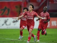 三亿体育体育登录入口-沈阳东进队员拼尽全力，抢回一城