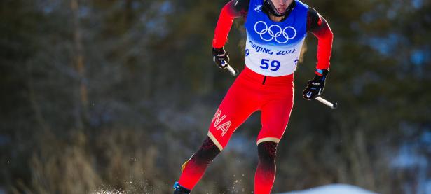 高难度越野滑雪比赛收官！选手表现精彩