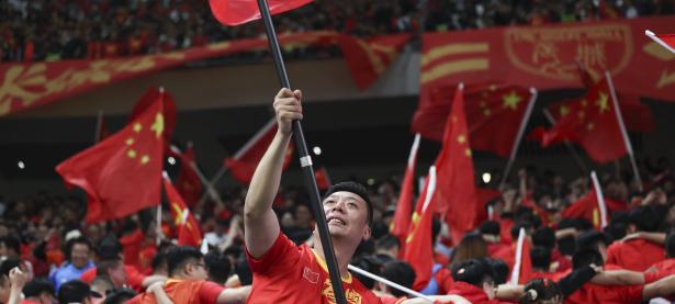 三亿体育体育亚洲官网-关于足球赛场上的胜利之战，哪一队能够笑到最后的信息