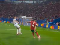 三亿体育体育登录入口-欧洲预赛震撼开幕，球场上热血沸腾的简单介绍