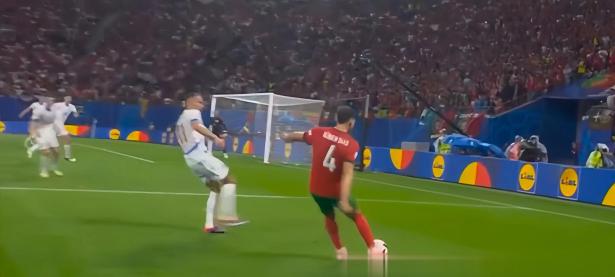 三亿体育体育登录入口-欧洲预赛震撼开幕，球场上热血沸腾的简单介绍