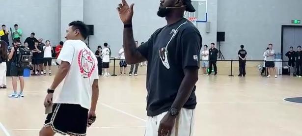 三亿体育体育官方入口-大卫-詹姆斯再次带领球队逆袭取胜，展现领袖风范的简单介绍