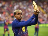 三亿体育体育官方-皇马逆转巴萨登顶西甲榜首，梅西怒批裁判失误导致比赛失利