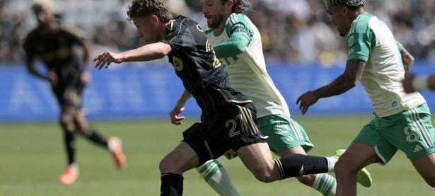 三亿体育体育中国官网-尤文图斯主场大胜热那亚，重返联赛前四