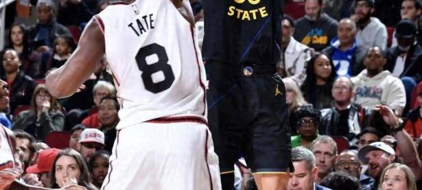 三亿体育体育中国官网-勇士再遭逆转，库里发威未能保护领先