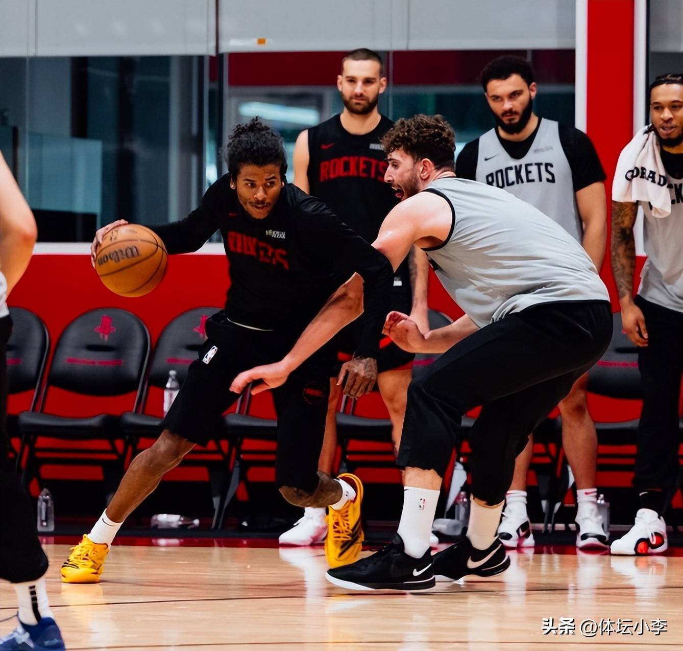 NBA球队发布新签约消息,球员备战 NBA球队发布新签约消息,球员备战