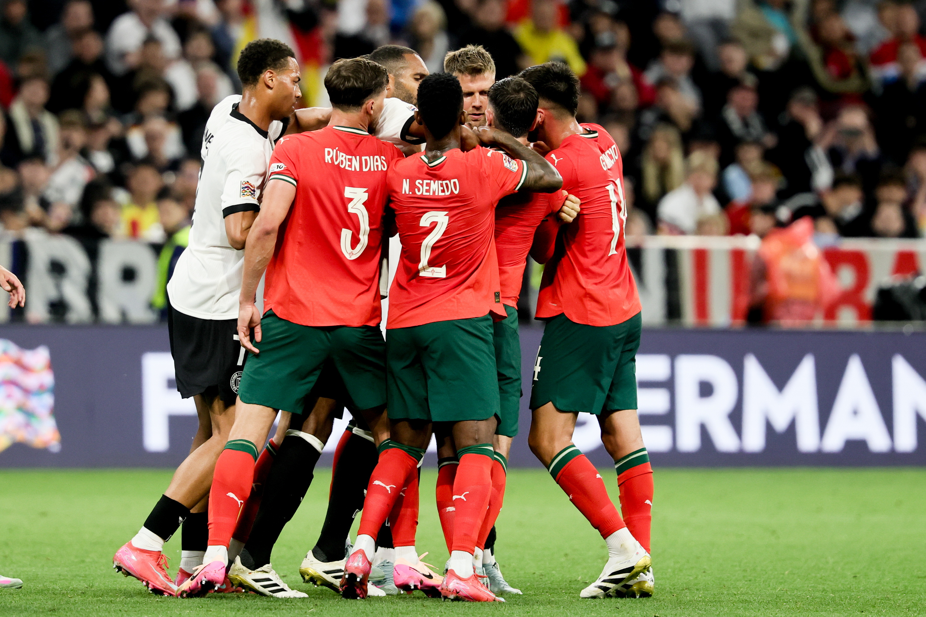 欧国联比赛重燃战火,球员们全力拼搏 欧国联比赛重燃战火,球员们全力拼搏