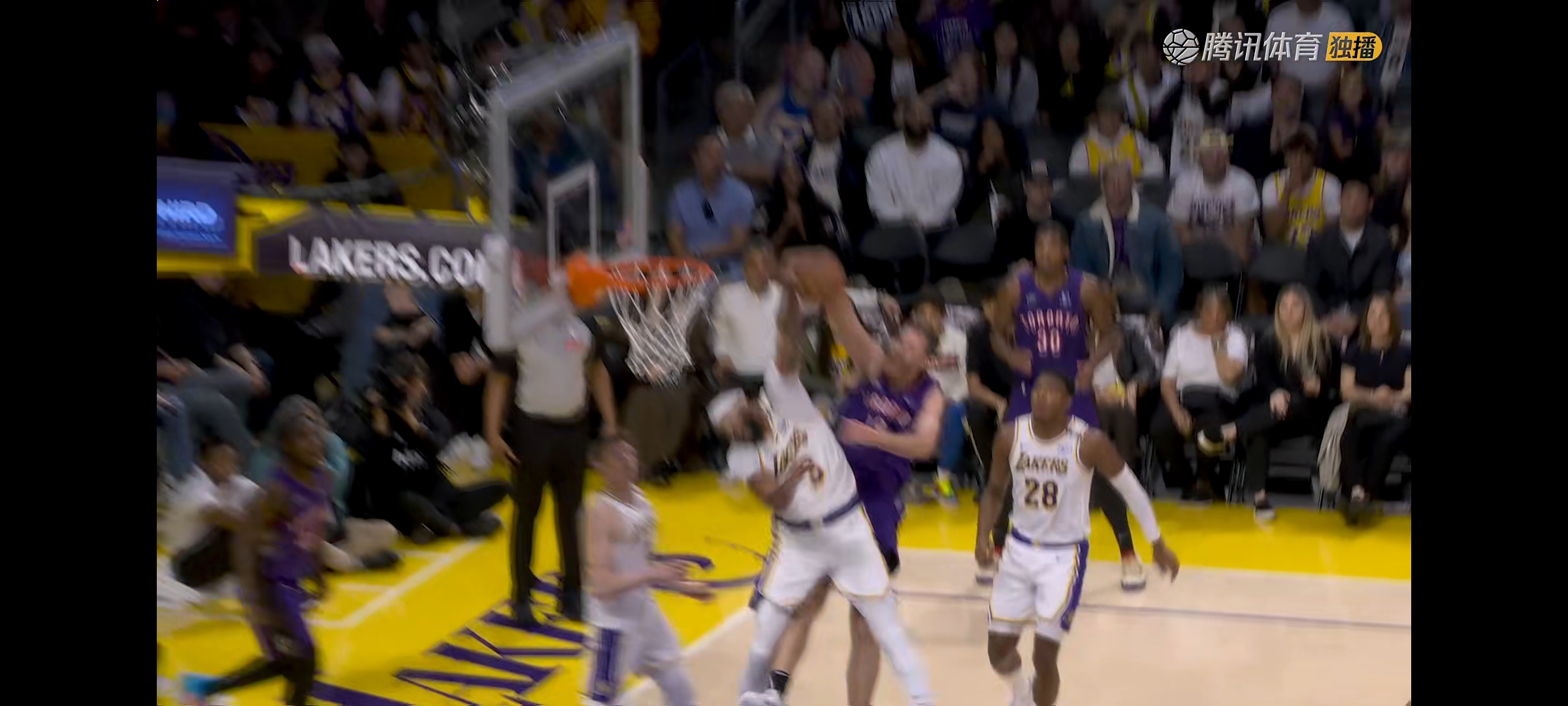 关于湖人主场惜败猛龙，浓眉得分领跑的信息