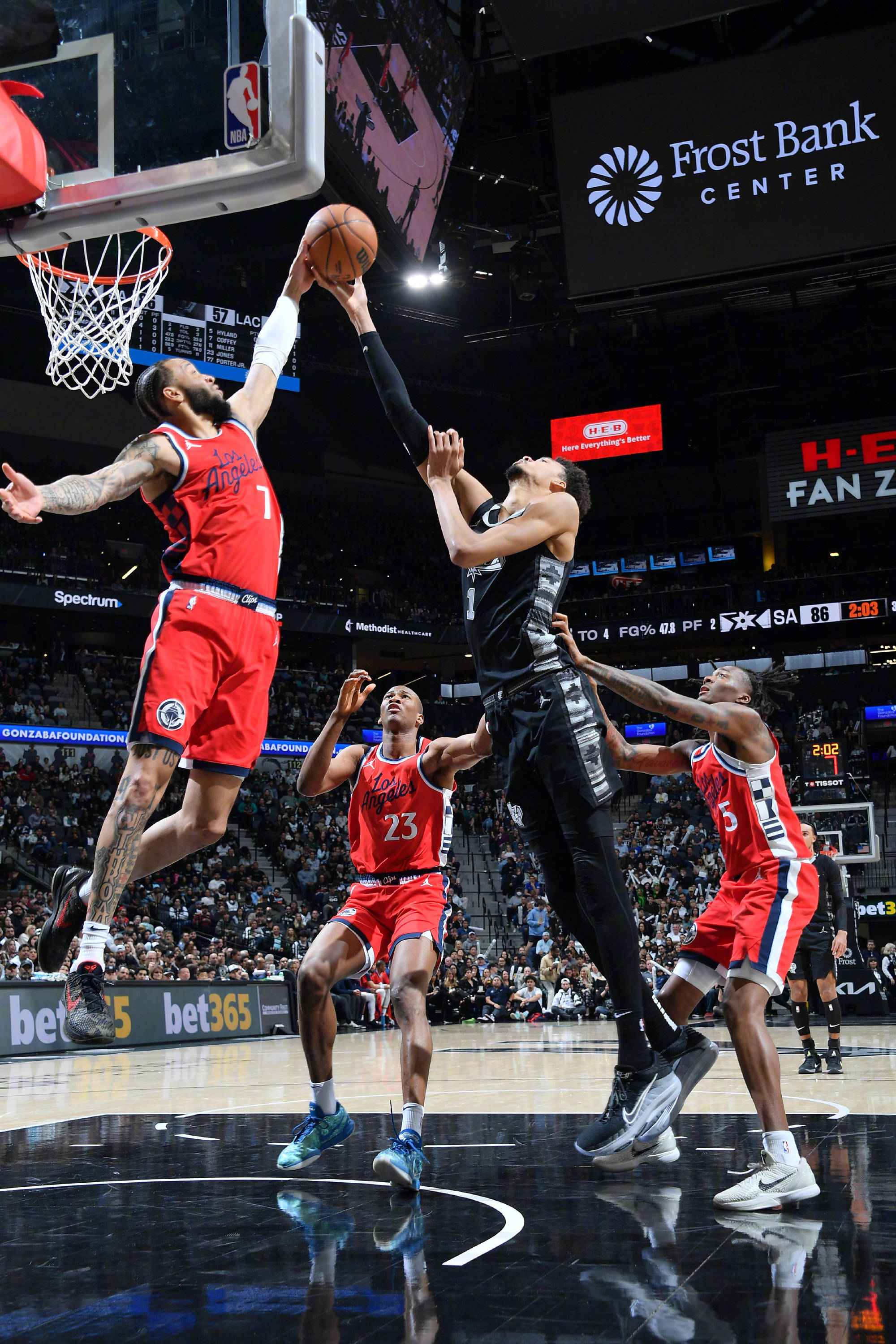 快船两胜马刺取得三连胜 快船两胜马刺取得三连胜