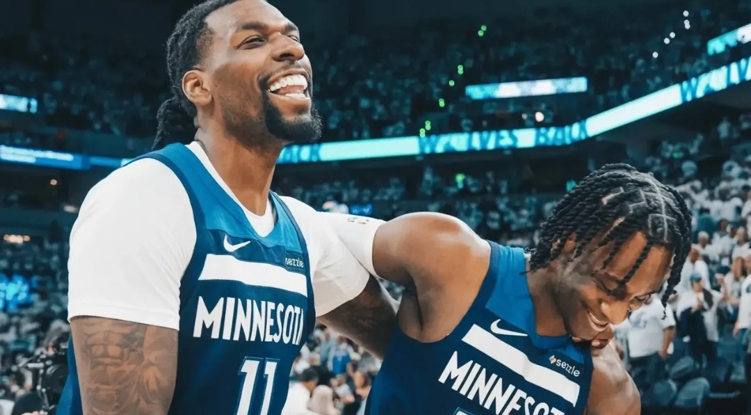 「森林狼不敌开拓者，唐斯独得三双」