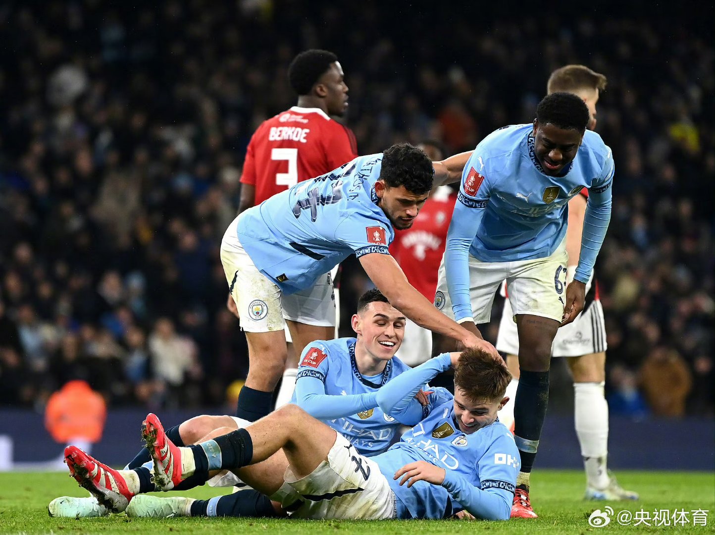 曼城客场惨败,小组出线前景蒙上阴影的简单介绍 曼城客场惨败,小组出线前景蒙上阴影的简单介绍