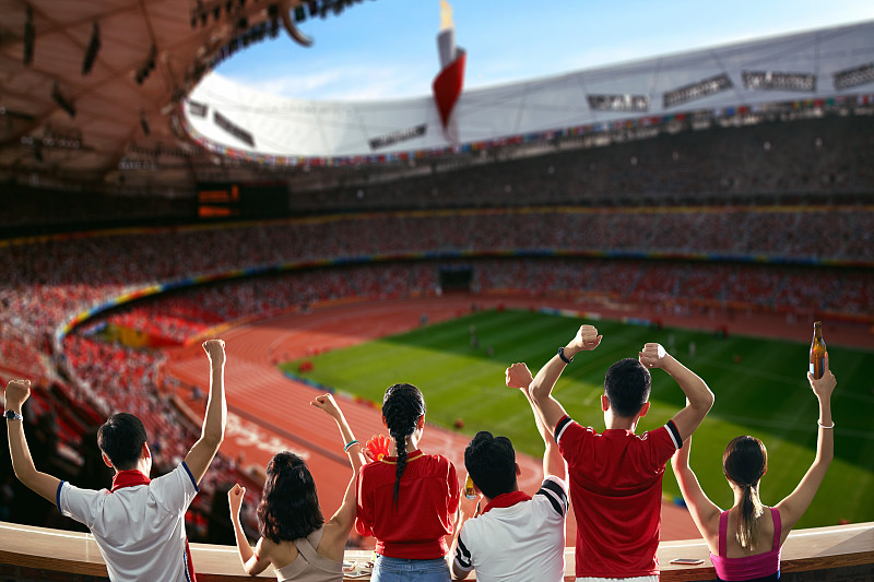 女子足球赛场上体现出不同风格,引起球迷热议 女子足球赛场上体现出不同风格,引起球迷热议