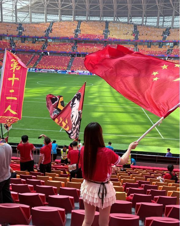 女子足球赛场上体现出不同风格,引起球迷热议 女子足球赛场上体现出不同风格,引起球迷热议